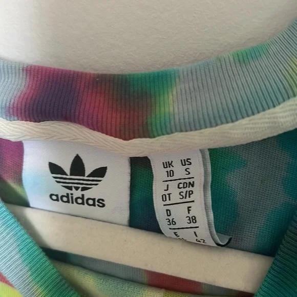 Tie-dyed cropped colorful adidas tee - Picture 2 of 3